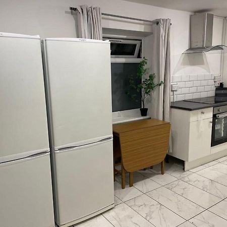 Double Bedroom With A Balcony And Ensuite Bathroom For Short Or Long Stay In London Canary Wharf With Direct Train From Heathrow, Also Convenient From Stansted And Gatwick Airport, 10 Minutes From London City Airport And Excel, 16 Minutes To Westmins Bagian luar foto