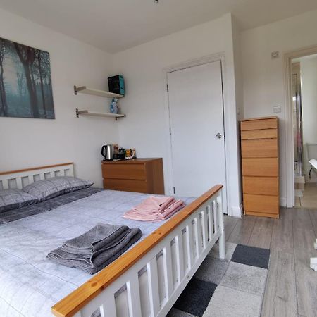 Double Bedroom With A Balcony And Ensuite Bathroom For Short Or Long Stay In London Canary Wharf With Direct Train From Heathrow, Also Convenient From Stansted And Gatwick Airport, 10 Minutes From London City Airport And Excel, 16 Minutes To Westmins Bagian luar foto