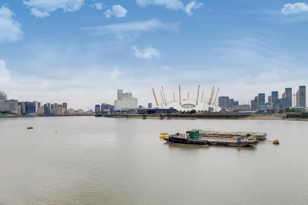 Double Bedroom With A Balcony And Ensuite Bathroom For Short Or Long Stay In London Canary Wharf With Direct Train From Heathrow, Also Convenient From Stansted And Gatwick Airport, 10 Minutes From London City Airport And Excel, 16 Minutes To Westmins Bagian luar foto