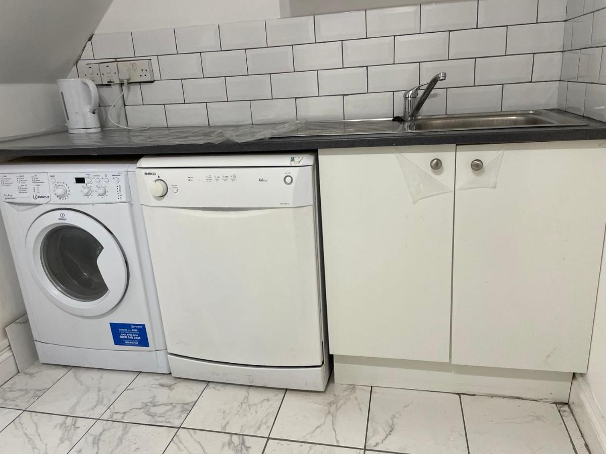 Double Bedroom With A Balcony And Ensuite Bathroom For Short Or Long Stay In London Canary Wharf With Direct Train From Heathrow, Also Convenient From Stansted And Gatwick Airport, 10 Minutes From London City Airport And Excel, 16 Minutes To Westmins Bagian luar foto