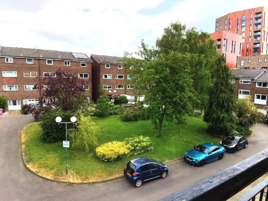 Double Bedroom With A Balcony And Ensuite Bathroom For Short Or Long Stay In London Canary Wharf With Direct Train From Heathrow, Also Convenient From Stansted And Gatwick Airport, 10 Minutes From London City Airport And Excel, 16 Minutes To Westmins Bagian luar foto