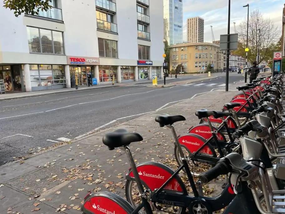 Double Bedroom With A Balcony And Ensuite Bathroom For Short Or Long Stay In London Canary Wharf With Direct Train From Heathrow, Also Convenient From Stansted And Gatwick Airport, 10 Minutes From London City Airport And Excel, 16 Minutes To Westmins Bagian luar foto