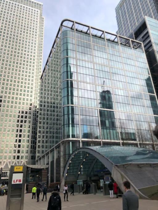 Double Bedroom With A Balcony And Ensuite Bathroom For Short Or Long Stay In London Canary Wharf With Direct Train From Heathrow, Also Convenient From Stansted And Gatwick Airport, 10 Minutes From London City Airport And Excel, 16 Minutes To Westmins Bagian luar foto