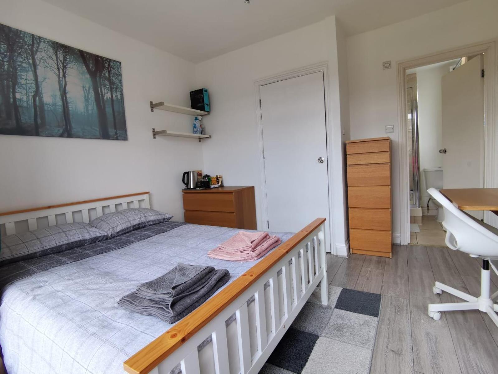 Double Bedroom With A Balcony And Ensuite Bathroom For Short Or Long Stay In London Canary Wharf With Direct Train From Heathrow, Also Convenient From Stansted And Gatwick Airport, 10 Minutes From London City Airport And Excel, 16 Minutes To Westmins Bagian luar foto